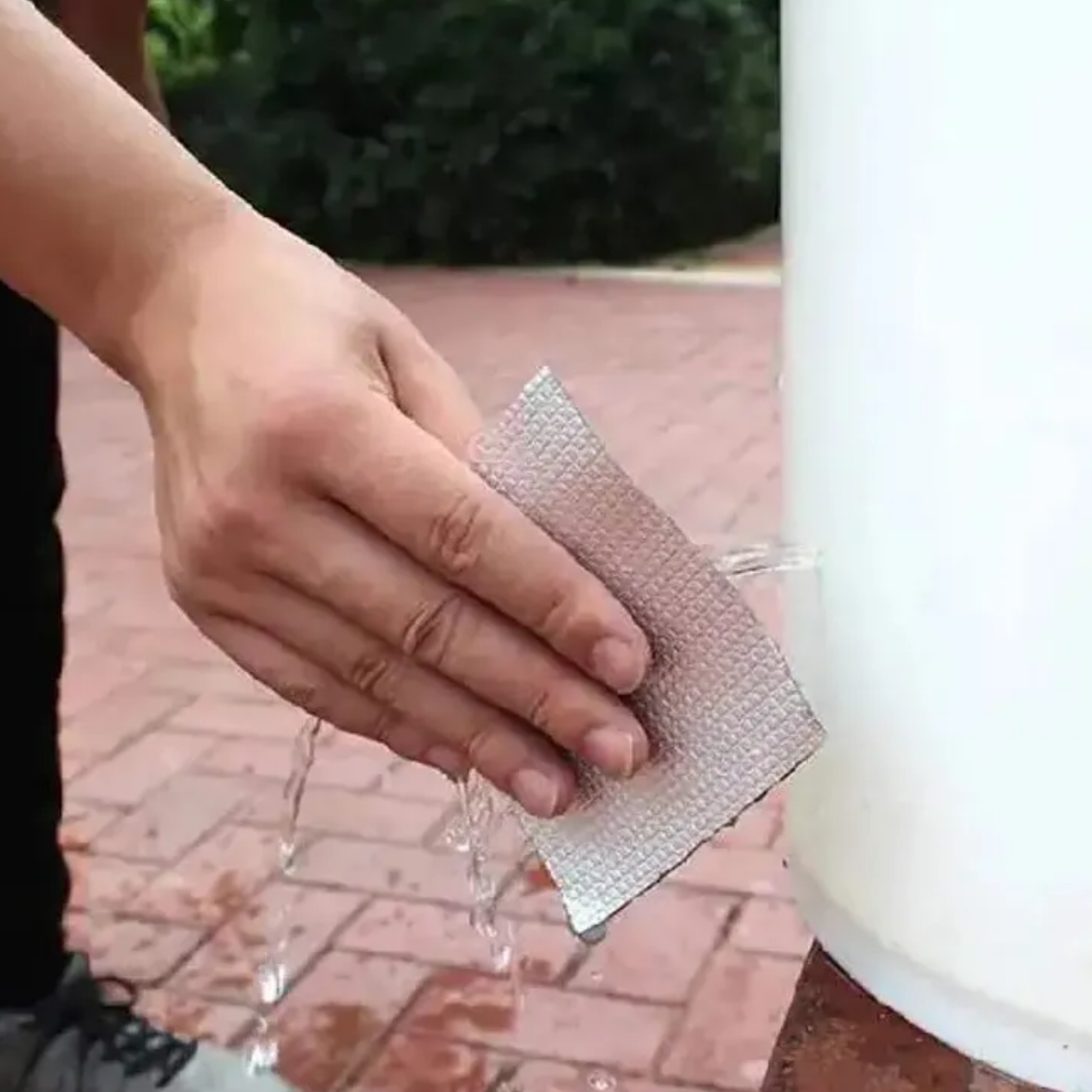 Aplicando la cinta sobre una bajada de agua